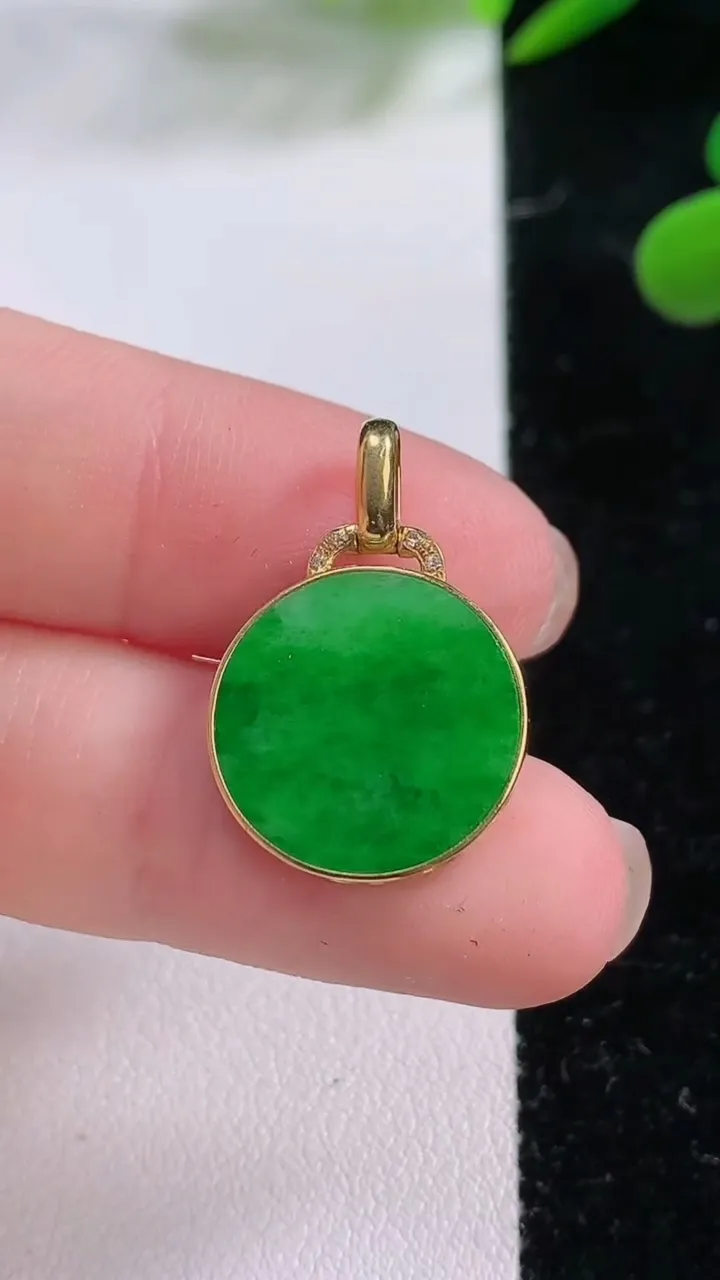 天然A货翡翠无事牌吊坠，尺寸16-2，重:1.80g
11月25日
