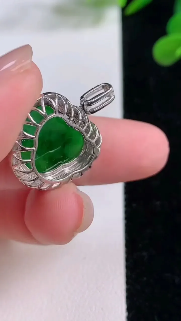 天然A货翡翠如意头吊坠，尺寸25.5-22.8-6.3，裸石12.6-17.4重量:4.21g
11月25日