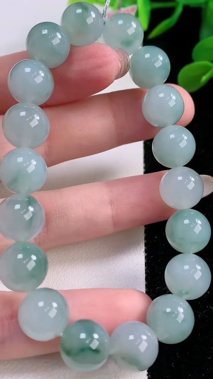天然A货翡翠种飘花圆珠手串，尺寸10.8-19颗，重量:40.69g11月25日
工厂直销收藏佳品,种好水足，色泽均匀，有种有色，上手高大气！