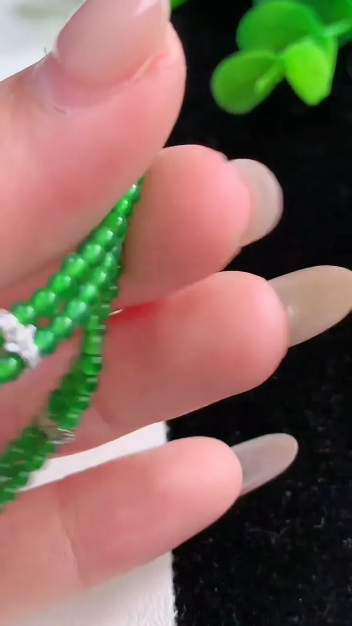 天然A货翡翠小米珠手串，尺寸2.4，重量:5.37g11月25日
工厂直销收藏佳品,种好水足，色泽均匀，有种有色，上手高大气！