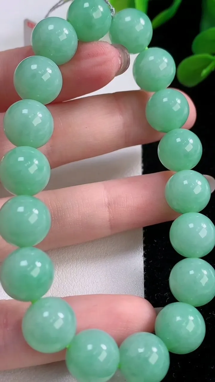 天然A货翡翠圆珠手串，尺寸10.8-20颗，重量:41.27g11月25日
工厂直销收藏佳品,种好水足，色泽均匀，有种有色，上手高大气！