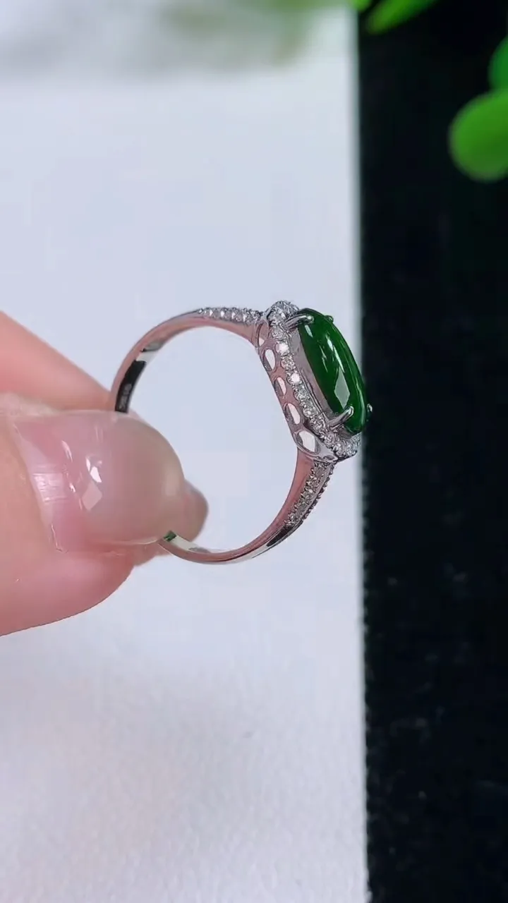 天然A货翡翠蛋面戒指，尺寸17.6-9.4-4.6-4.9，重量:1.65g2025年11月25日
工厂直销收藏佳品,种好水足，色泽均匀，有种有色，上手高大气！