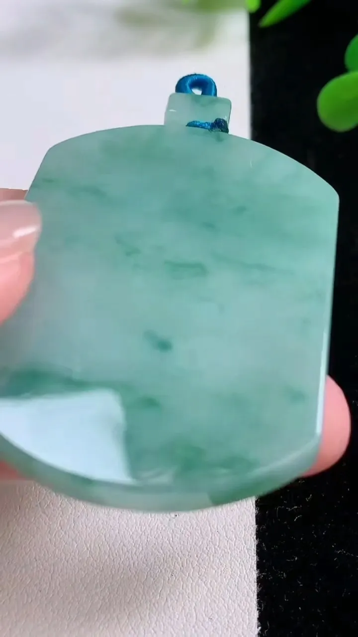 天然A货翡翠无事牌吊坠，尺寸52-39.7-5.7，重量:35.77g
11月25日