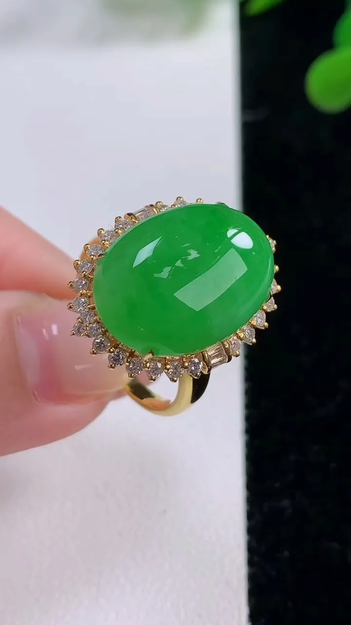 天然A货翡翠蛋面戒指，尺寸19.6-18.2-13.5-11，重量:6.87g2025年11月25日