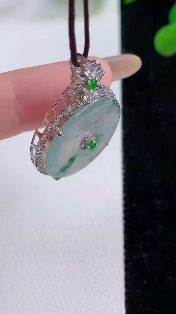 天然A货翡翠种飘花平安扣吊坠，尺寸31.3-22.3-7.2，裸石20重量:4.78g
11月25日