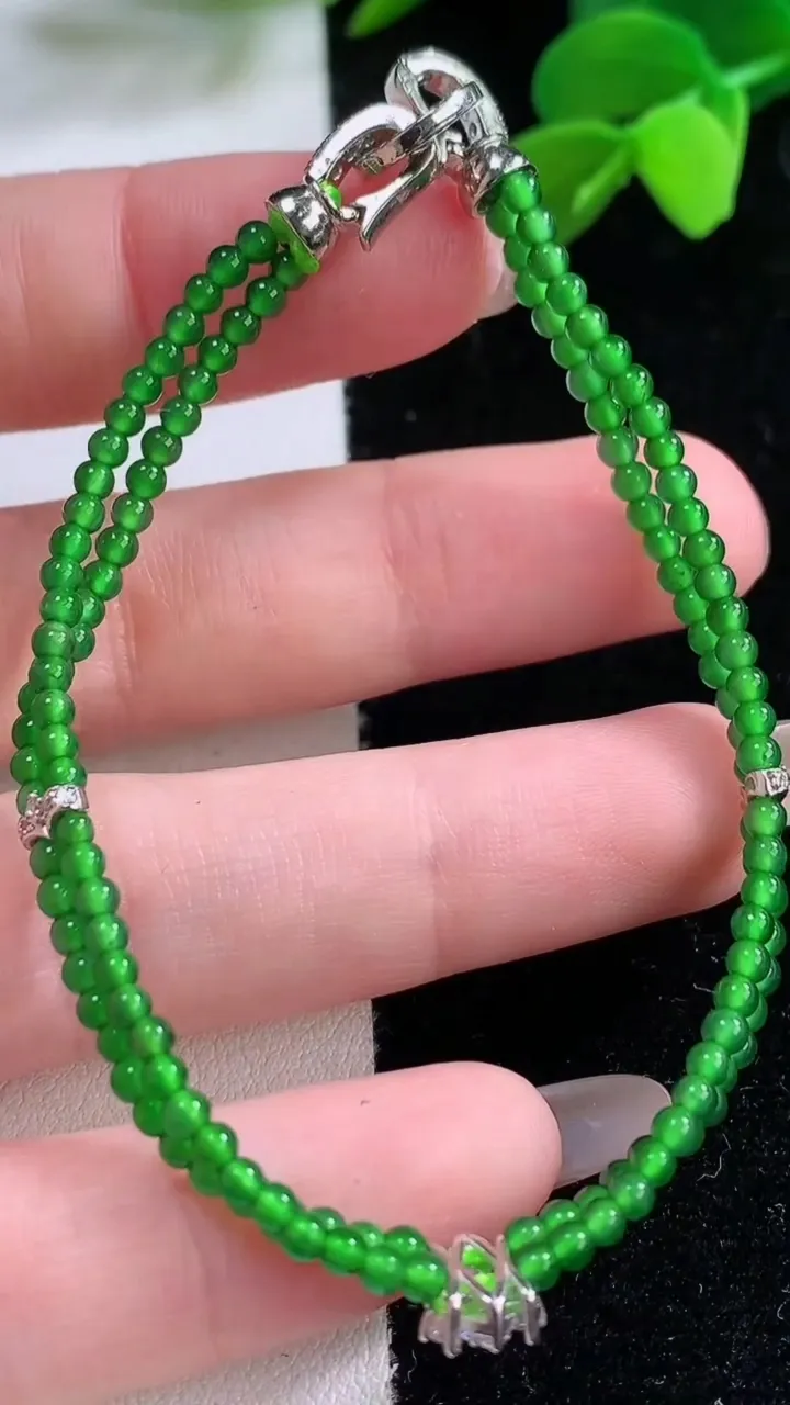 天然A货翡翠小米珠手串，尺寸2.4，重量:5.37g11月25日
工厂直销收藏佳品,种好水足，色泽均匀，有种有色，上手高大气！