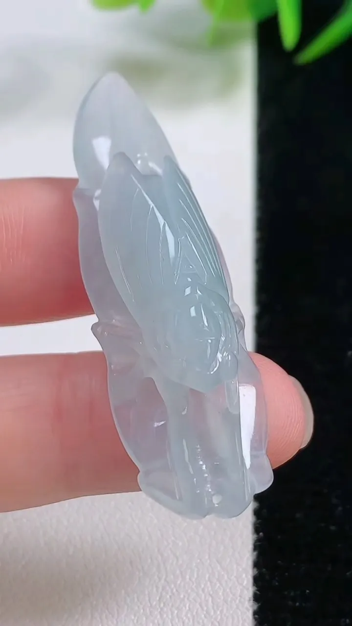 天然A货翡翠一鸣惊人吊坠，尺寸49.5-15.3-10.3，重量:7.39g
11月25日