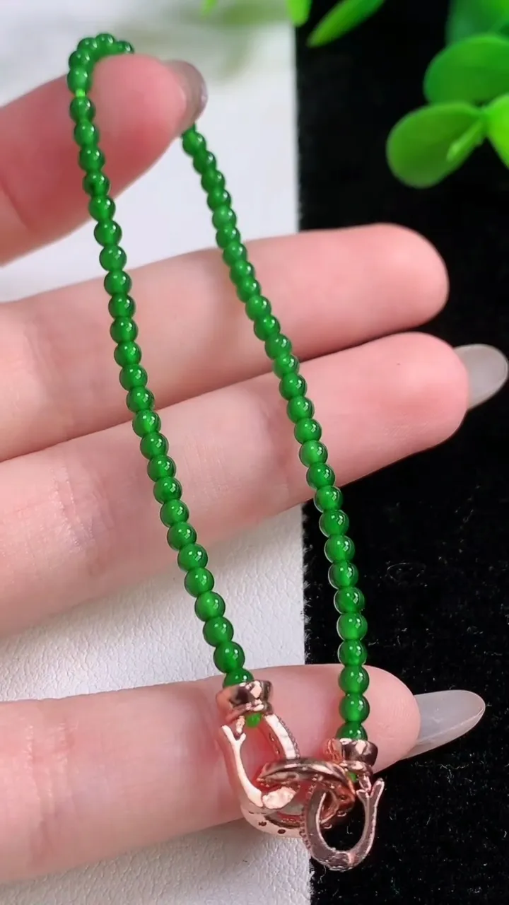 天然A货翡翠小米珠手串，尺寸2.6-62颗，重量:3.79g11月25日
工厂直销收藏佳品,种好水足