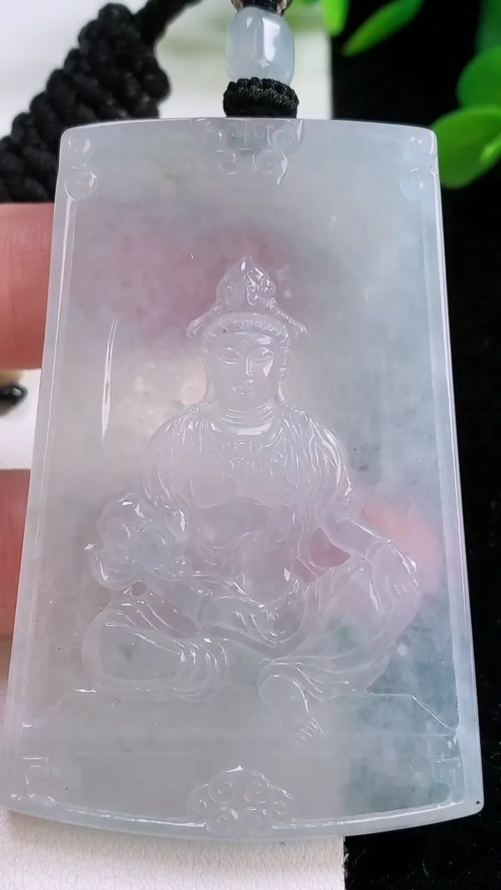 天然A货翡翠种飘花大势至菩萨吊坠，尺寸65.6-44.4-5.6，重量:45.41g
11月25日