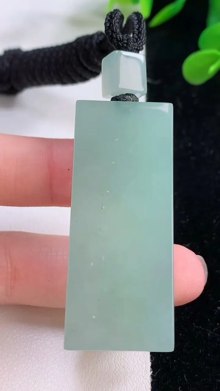 天然A货翡翠无事牌吊坠，尺寸49.4-20.5-9，重量:36.07g
11月25日