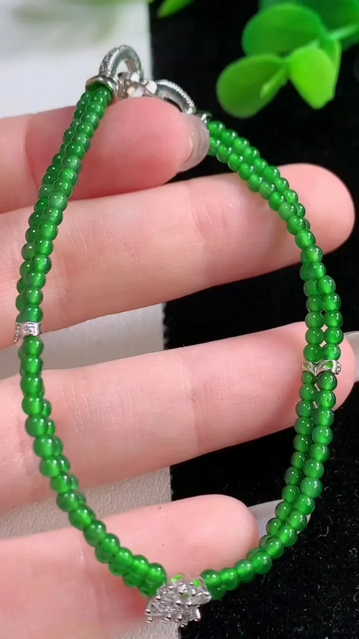 天然A货翡翠小米珠手串，尺寸2.4，重量:5.37g11月25日
工厂直销收藏佳品,种好水足，色泽均