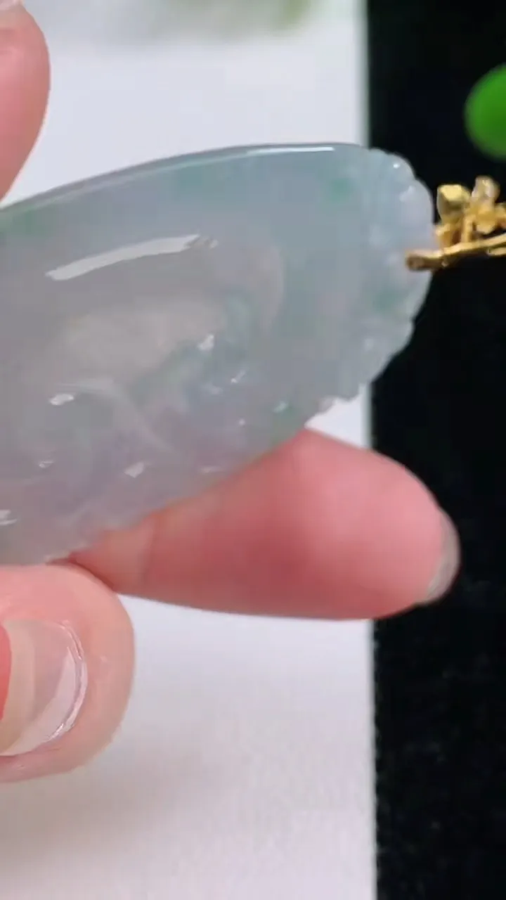 天然A货翡翠如意吊坠，尺寸44.6-30.3-5，重量:12.98g
11月25日