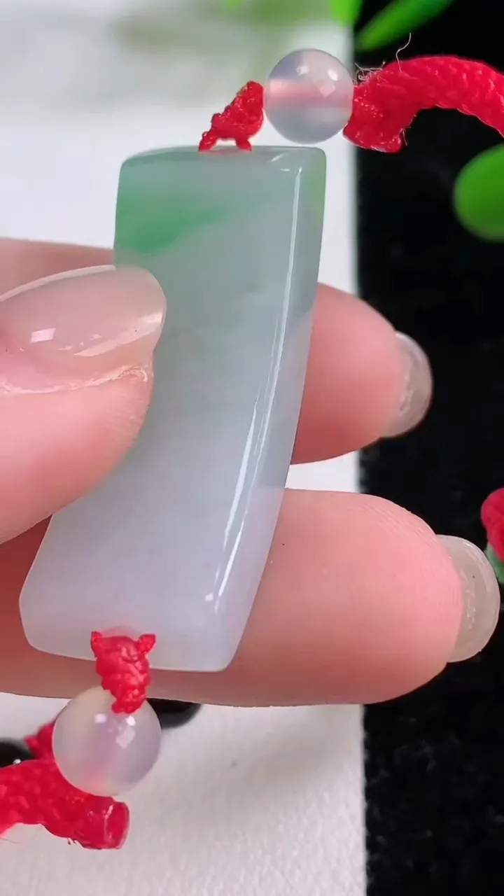 天然A货翡翠素面手牌手绳，尺寸3.7-13.2，重:8.91g
11月25日