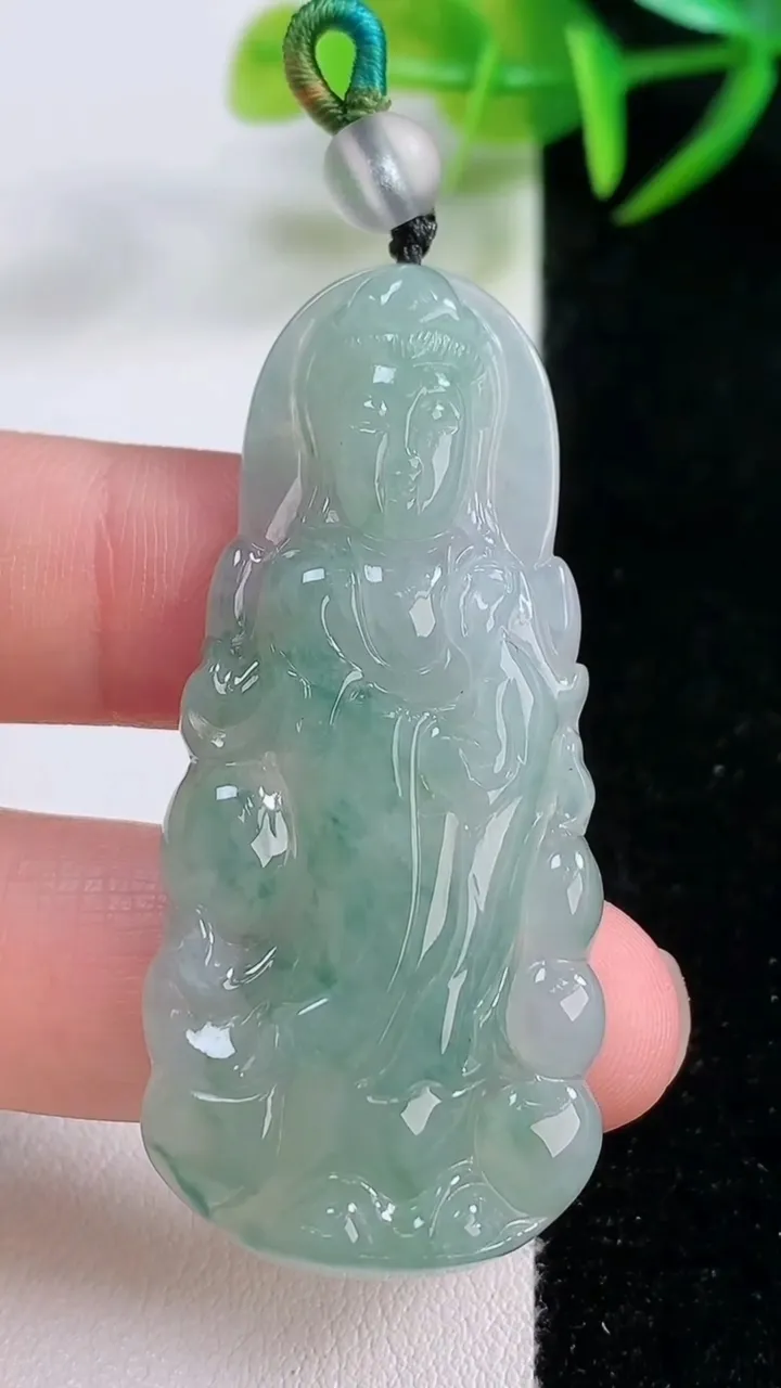 天然A货翡翠冰种飘花观音菩萨吊坠，尺寸52.3-23.5-5.6，重量:13.53g
11月25日