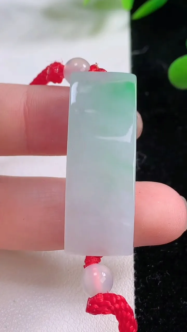 天然A货翡翠素面手牌手绳，尺寸3.7-13.2，重:8.91g
11月25日