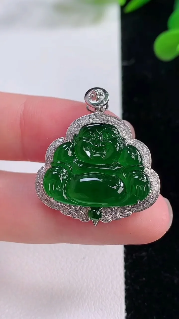 天然A货翡翠佛公吊坠，尺寸28.2-26.4-6.4，裸石16-22.5重量:4.93g
11月25