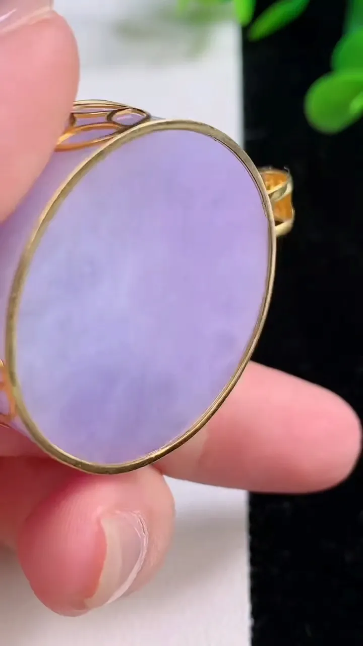 天然A货翡翠18K金紫罗兰无事牌吊坠，尺寸33.5-11.5，重量:36.22g
11月25日