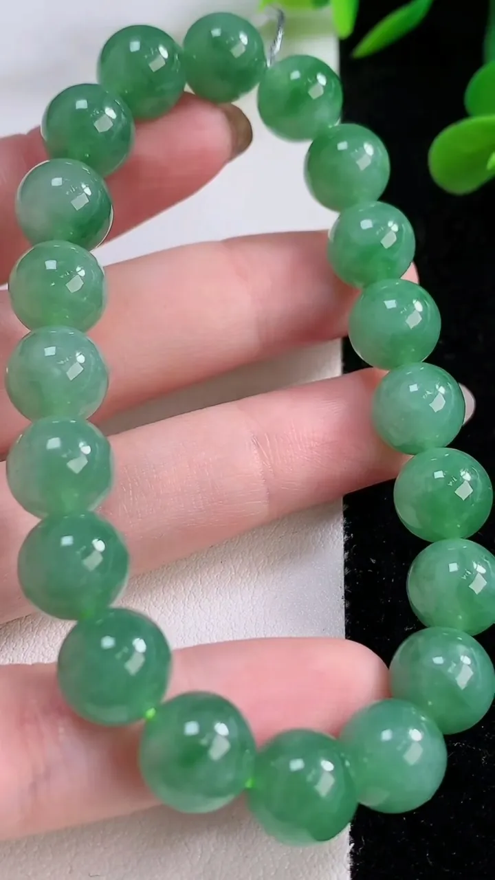天然A货翡翠圆珠手串，尺寸9.8-20颗，重量:34.28g11月25日
工厂直销收藏佳品,种好水足，色泽均匀，有种有色，上手高大气！