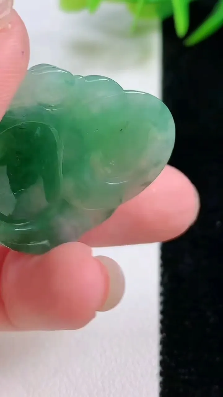 天然A货翡翠佛公吊坠，尺寸30.8-33.2-5.9，重量:8.83g
11月25日