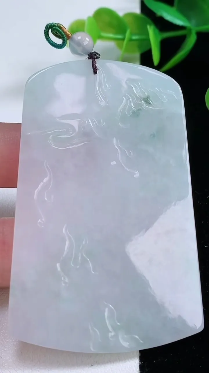 天然A货翡翠祥龙大日如来吊坠，尺寸69-44.5-5，重量:40.98g
11月25日