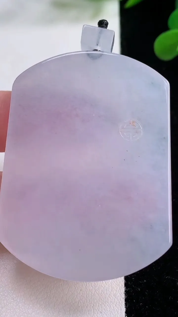 天然A货翡翠紫罗兰无事牌吊坠，尺寸54-40-5.8，重量:38.66g
11月25日