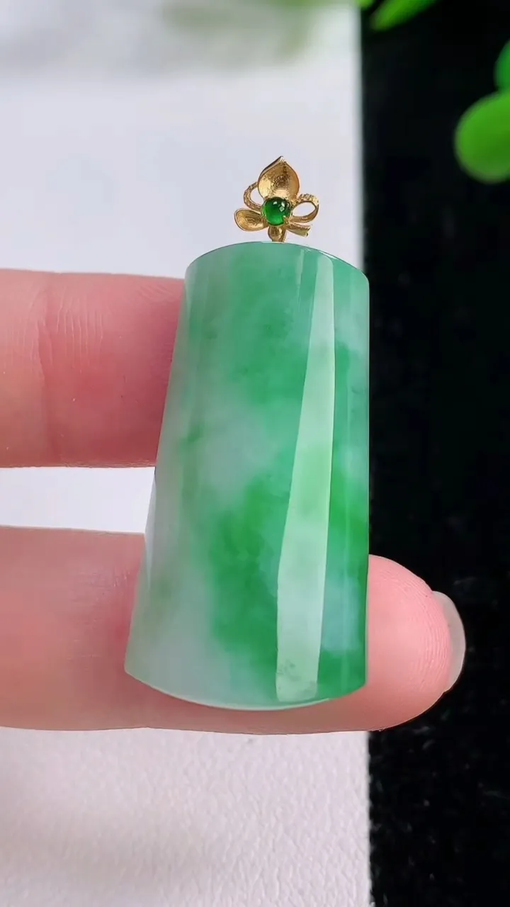 天然A货翡翠无事牌吊坠，尺寸33-16.8-8.7，重量:10.55g
11月25日