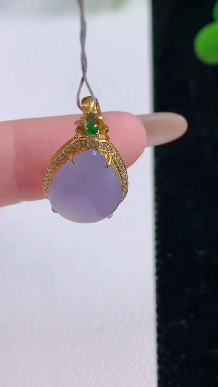 天然A货翡翠18K金紫罗兰水滴吊坠，尺寸23.3-12.5-6.5，裸石14.8-10.6重量:2.08g
11月25日