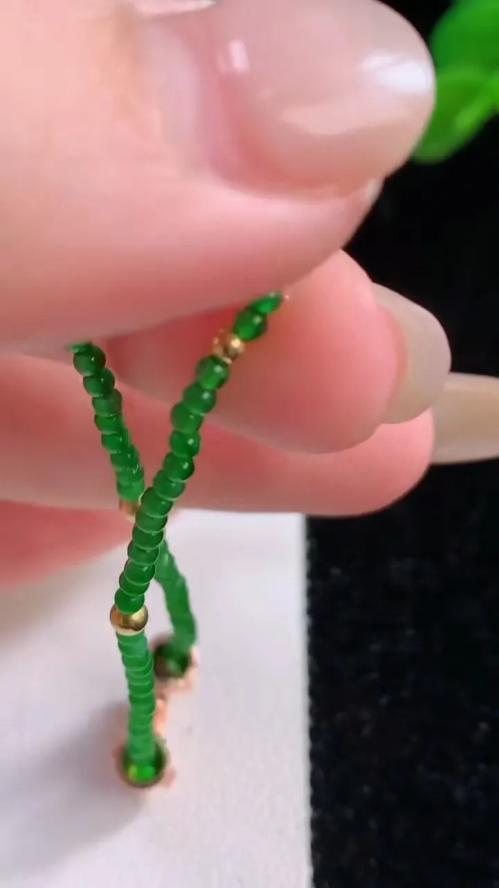 天然A货翡翠小米珠手串，尺寸1.8-80颗，重量:2.36g11月25日
工厂直销收藏佳品,种好水足，色泽均匀，有种有色，上手高大气！