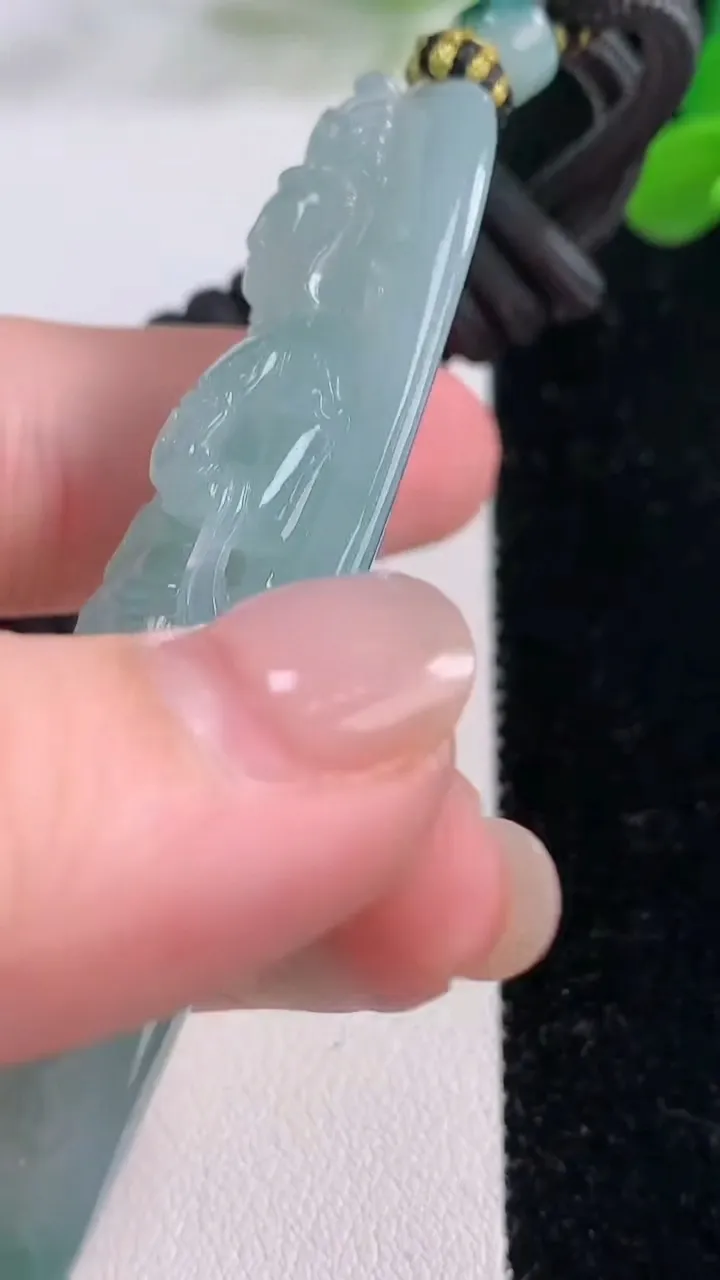 天然A货翡翠种飘花观音菩萨吊坠，尺寸70.7-25.2-11.6，重量:41.62g
11月25日