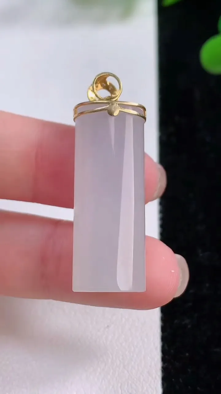 天然A货翡翠种白冰平安柱吊坠，尺寸31.8-12-8.6，重量:9.86g
11月25日