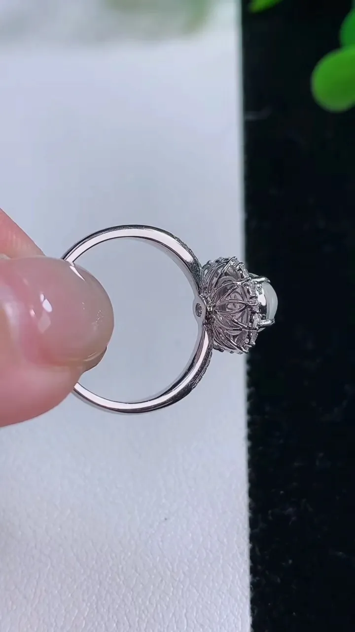 天然A货翡翠种白冰蛋面戒指，尺寸17.3-6.9-6.1-9，重量:3.10g2025年11月25日
工厂直销收藏佳品,种好水足，色泽均匀，有种有色，上手高大气！