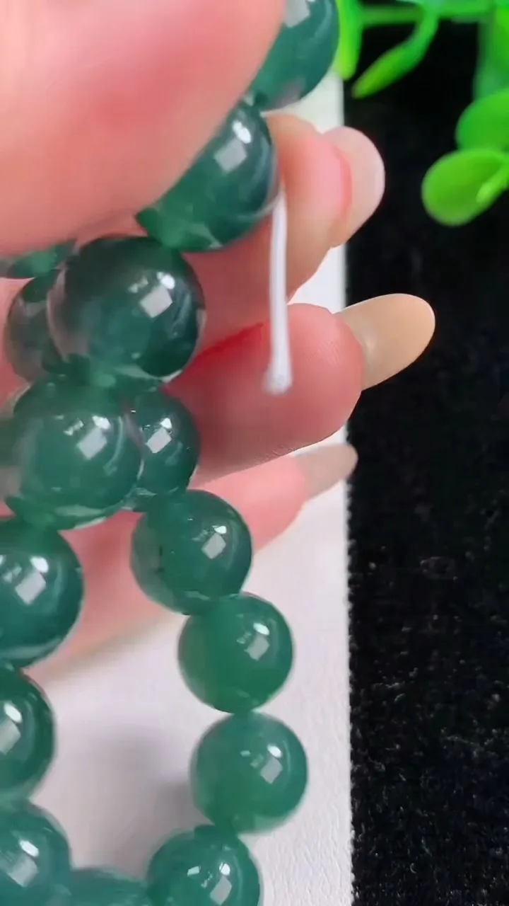 天然A货翡翠圆珠手串，尺寸11.6-18颗，重量:51.09g11月25日
工厂直销收藏佳品,种好水足，色泽均匀，有种有色，上手高大气！