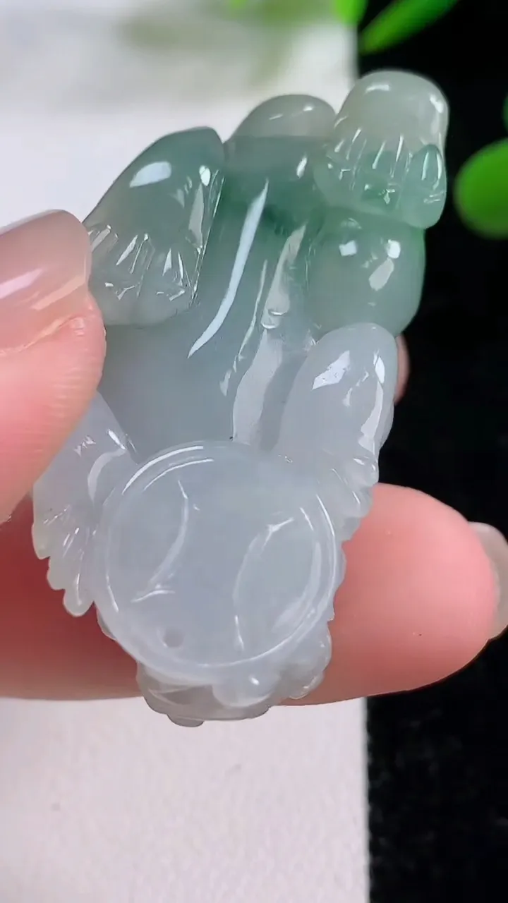 天然A货翡翠飘花貔貅吊坠，尺寸43.5-23-14.5重:25.40g
11月25日