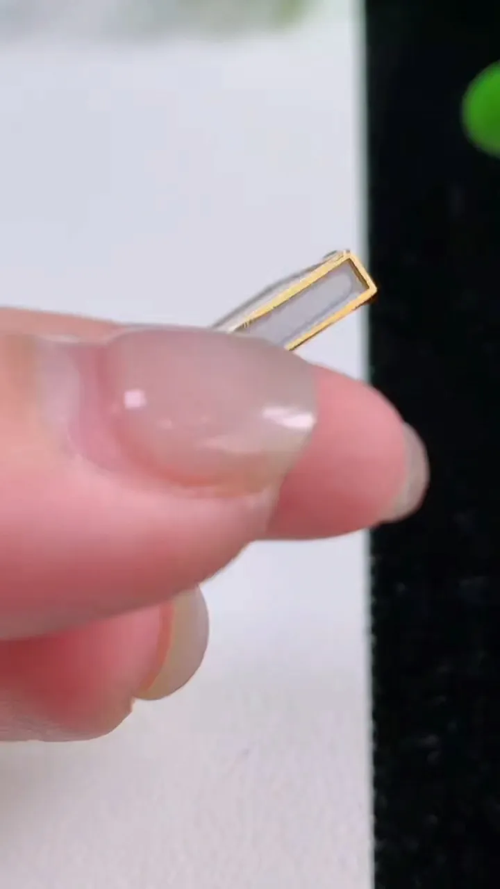 天然A货翡翠种白冰无事牌吊坠，尺寸36.6-25-2.5，重量:15.06g
11月25日