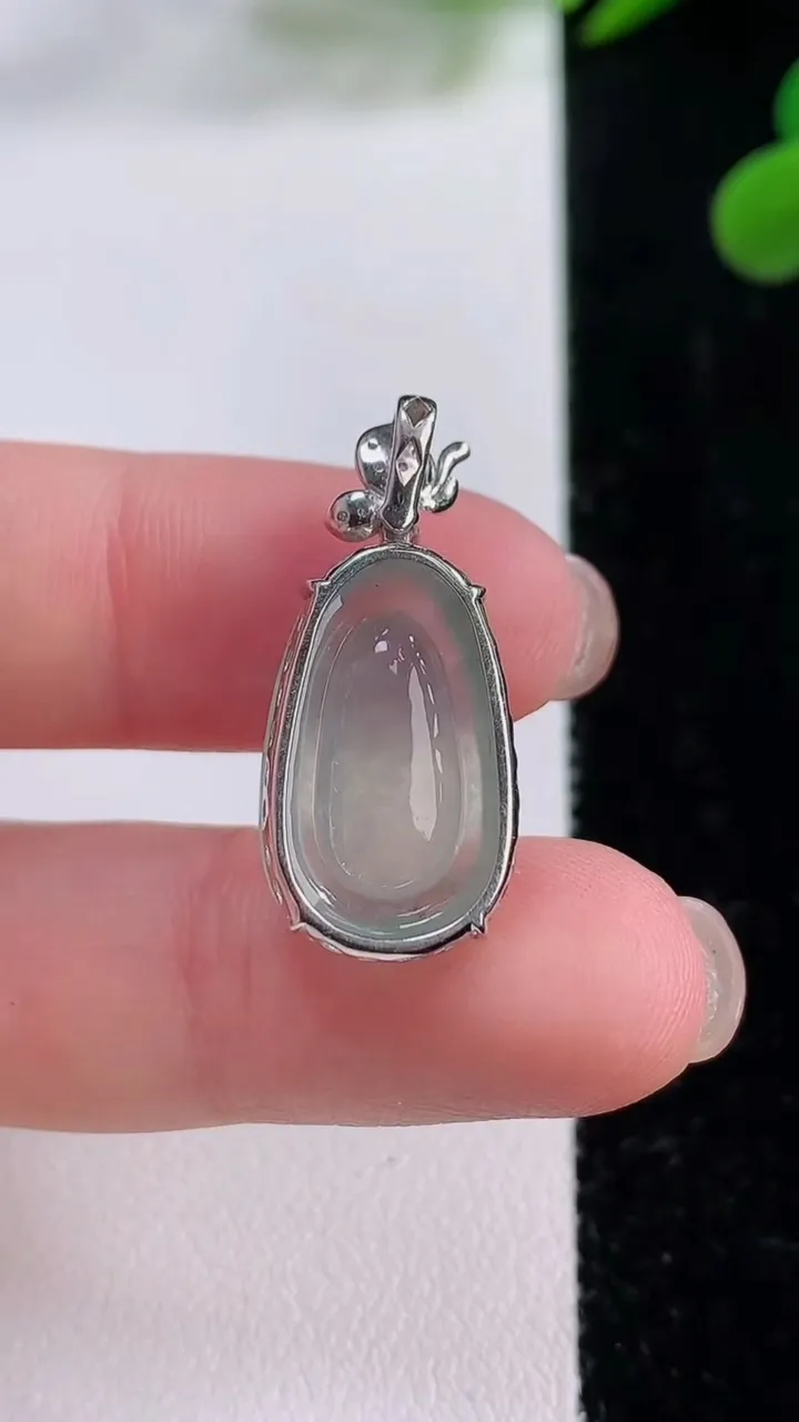 天然A货翡翠福瓜吊坠，尺寸18.9-11.8-8.3，重量:2.94g
11月25日