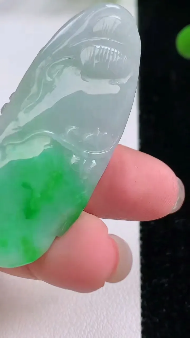 天然A货翡翠鸟语花香吊坠，尺寸49.8-22-8.4，重量:16.51g
11月25日