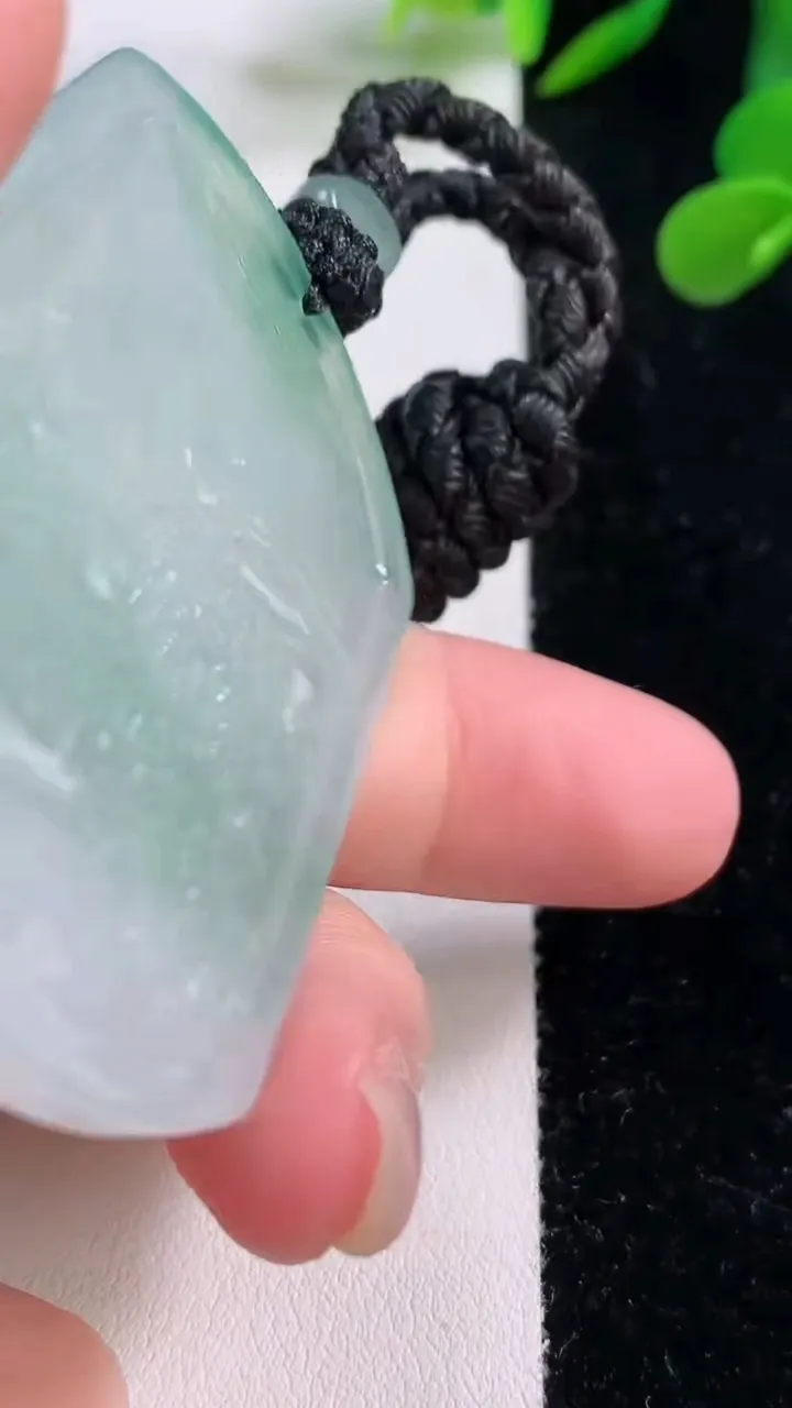 天然A货翡翠山水牌吊坠，尺寸53-41-5.6，重量:33.57g
11月25日