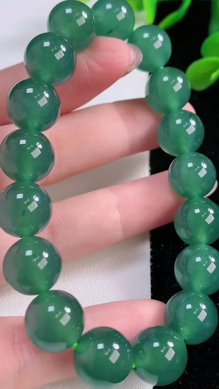 天然A货翡翠圆珠手串，尺寸11.7-17颗，重量:48.15g11月25日
工厂直销收藏佳品,种好水