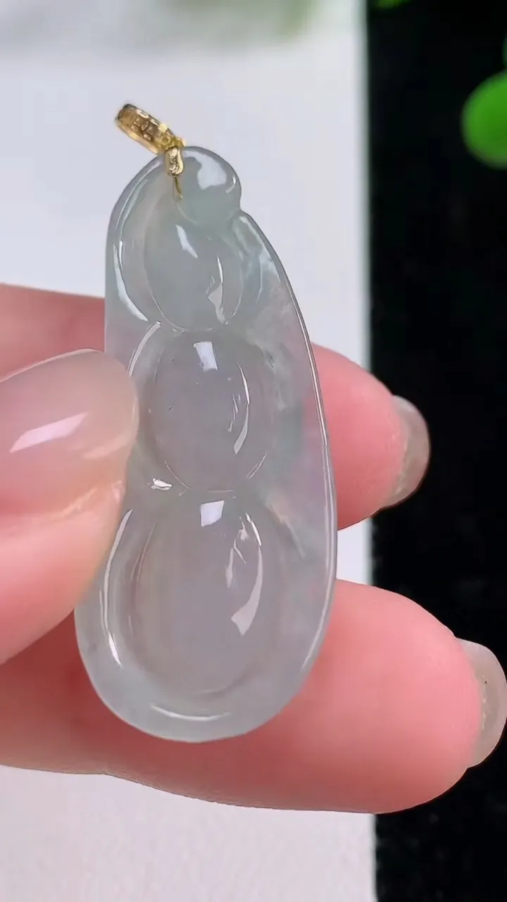 天然A货翡翠福豆吊坠，尺寸37.6-15-5.5，重量:5.63g
11月25日