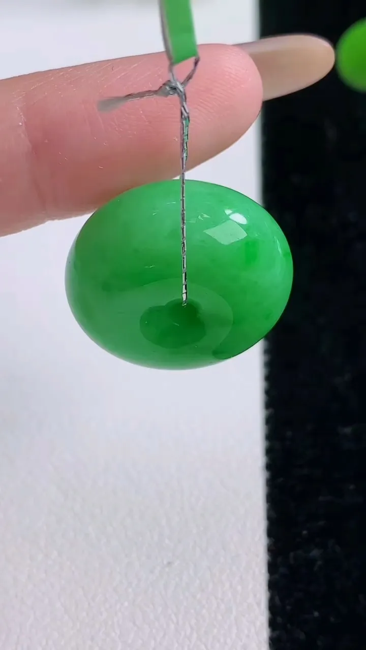 天然A货翡翠平安扣吊坠，尺寸20.3-10.5，重量:9.03g
11月25日