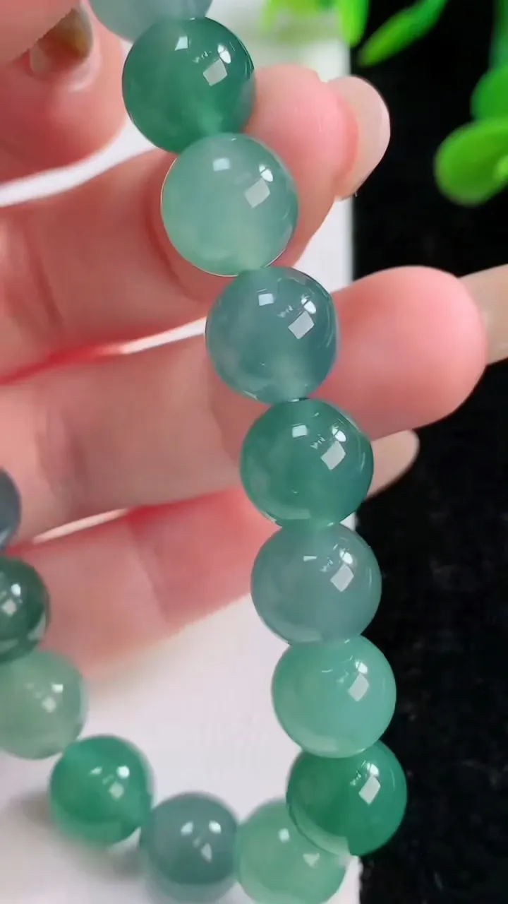 天然A货翡翠圆珠手串，尺寸9.7-20颗，重量:32.86g11月25日
工厂直销收藏佳品,种好水足，色泽均匀，有种有色，上手高大气！