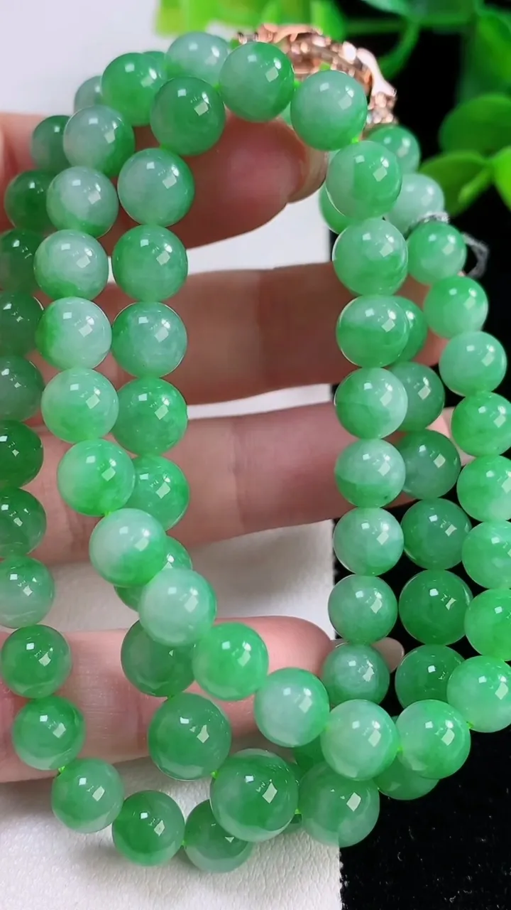 天然A货翡翠圆珠项链，尺寸7-74颗，重量:51.88g11月25日
工厂直销收藏佳品,种好水足，色泽均匀，有种有色，上手高大气！
