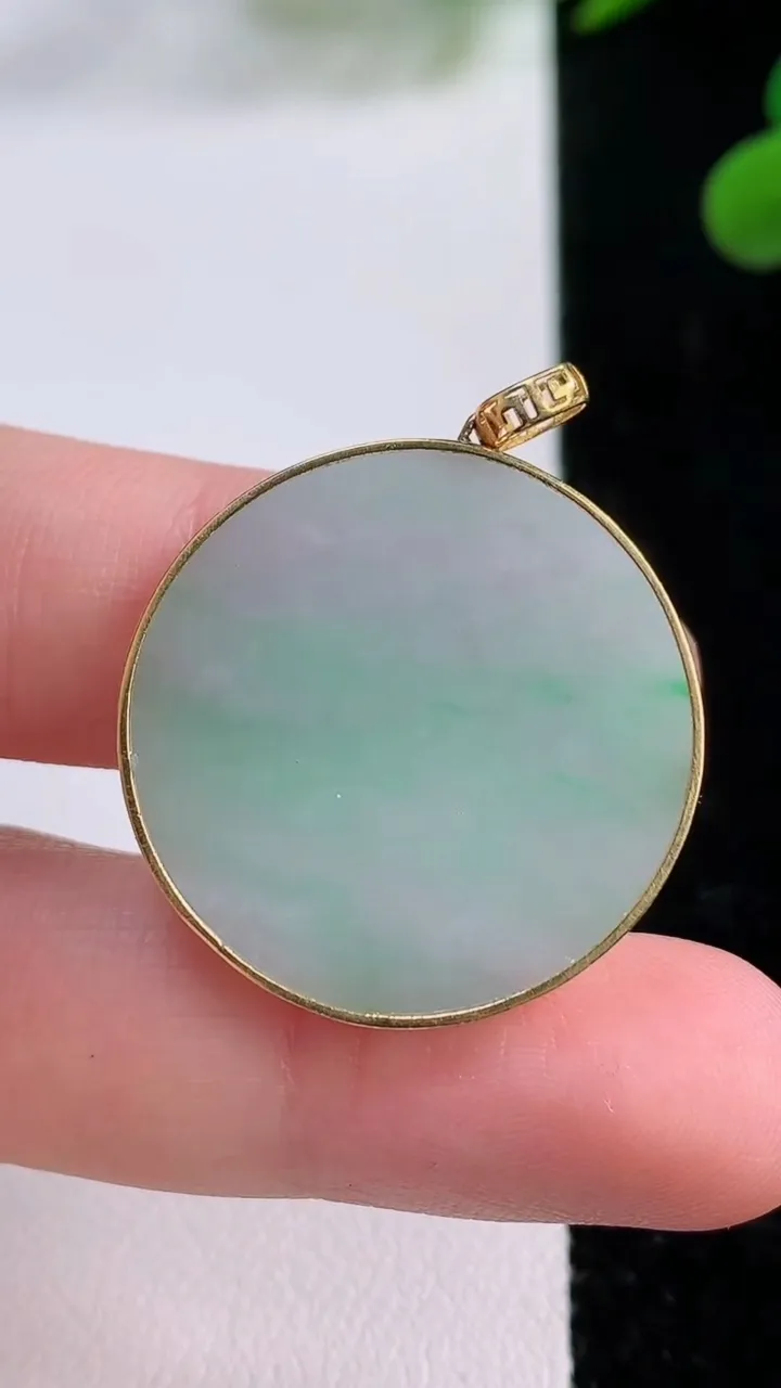 天然A货翡翠无事牌吊坠，尺寸26.8-2.8，重量:5.67g
11月25日