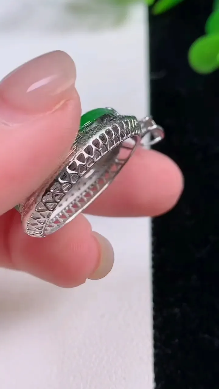 天然A货翡翠金枝玉叶 叶子吊坠，尺寸34.2-20.6-8.1，裸石23.5-16.8重量:6.62g
11月25日