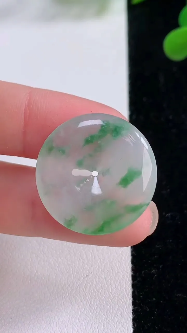 天然A货翡翠冰种飘花平安扣吊坠，尺寸24.5-4.6，重量:5.84g
11月25日