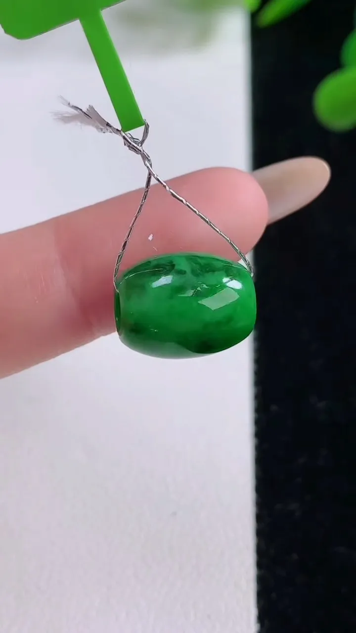 天然A货翡翠路路通吊坠，尺寸12.5-9.8，重量:2.69g
11月25日