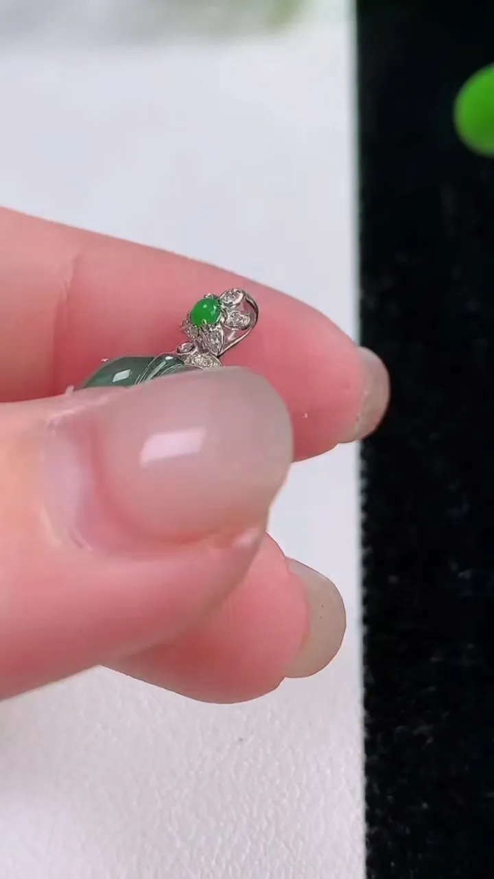 天然A货翡翠金枝玉叶 叶子吊坠，尺寸27.8-13.7-6.5，裸石20-12.6重量:2.52g
11月25日