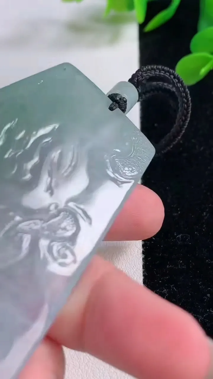 天然A货翡翠种飘花祥龙虚空藏菩萨吊坠，尺寸68-46-5.5，重量:41.96g
11月25日