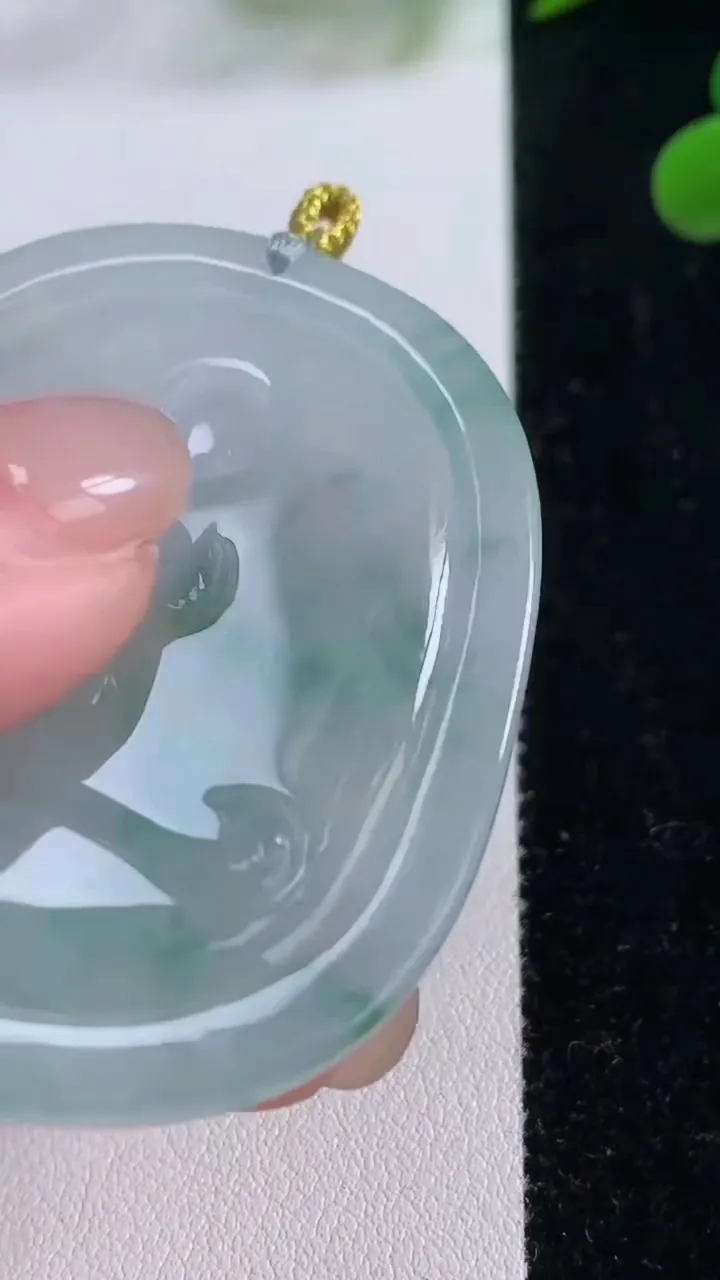 天然A货翡翠冰种飘花阿弥陀佛吊坠，尺寸53-44.7-4.9，重量:25.82g
11月25日