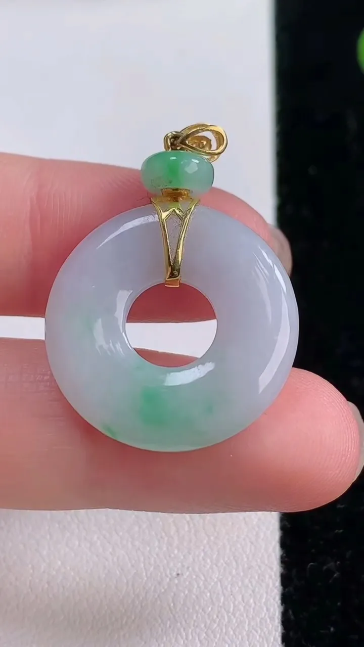 天然A货翡翠平安环吊坠，尺寸22.4-3.5，重量:4.17g
11月25日